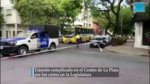 Tránsito complicado en el Centro de La Plata por los cortes en la Legislatura
