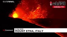 بركان إتنا الإيطالي يقذف حممه خلال الليل