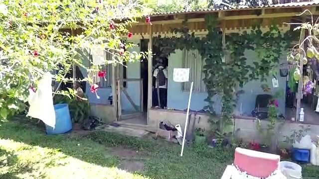 Funcionarios de la Caja cruzan río y caminan una hora para vacunar a adultos mayores