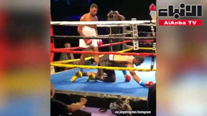في لقطة نادرة ملاكمان يسقطان بعضهما بـ القاضيةفي نفس اللحظة