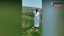 سعودي يقتل أفعى في مزرعته بالدلم ويحذر من انتشارها مع ارتفاع الحرارة