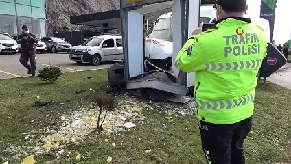 Refüje çıkan araç tabelaya çarparak durabildi: 1 yaralı
