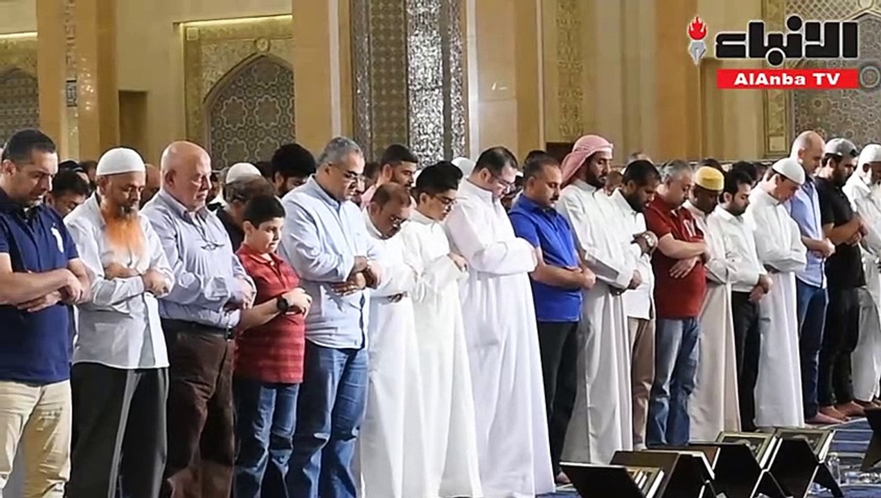 القارئان خالد الجهيم وبدر العلي أما المصلين بصل...