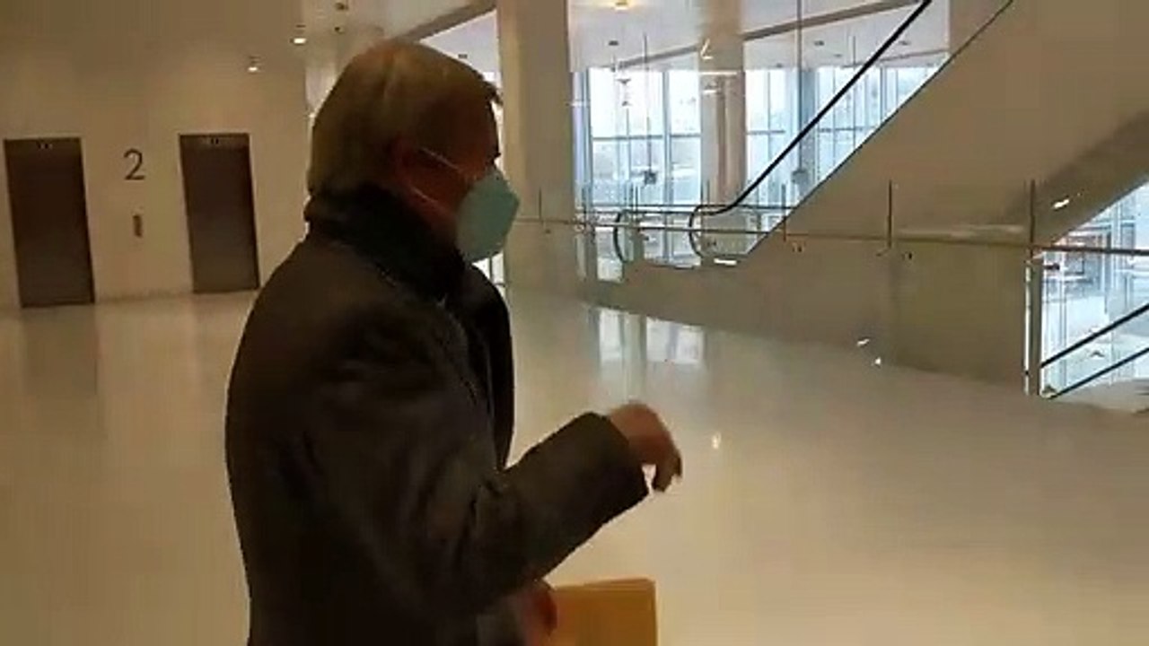 Vincent Bolloré filmé à la sortie de son audience au tribunal à Paris