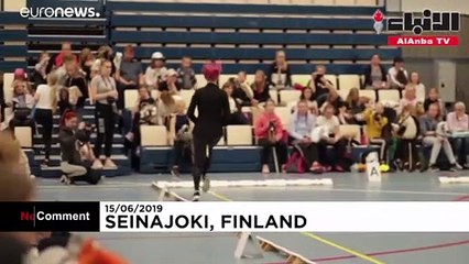 فتيات يتنافسن في بطولة ألعاب "دمى رأس الفرس" في فنلندا