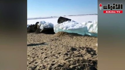 هجوم كتل جليدية على شاطئ نهر سيبيرى