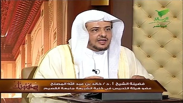 حكم القراءة من المصحف اثناء الصلاة ؟ الشيخ خالد المصلح