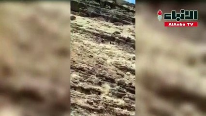 إنقاذ فتاتین علقتا لساعات في أعلى جبل بجازان بسبب تحد بینھما