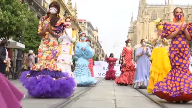 La moda flamenca protesta a todo color