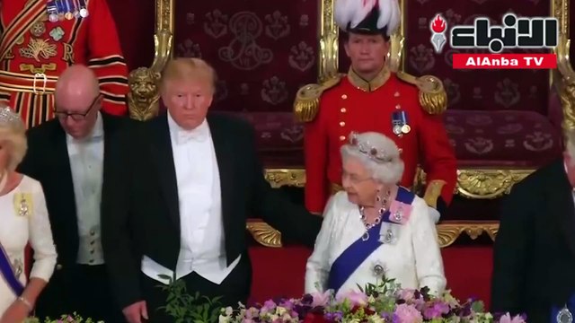ترامب يواصل خرق البروتوكول ويضع يده على كتف الملكة إليزابيث