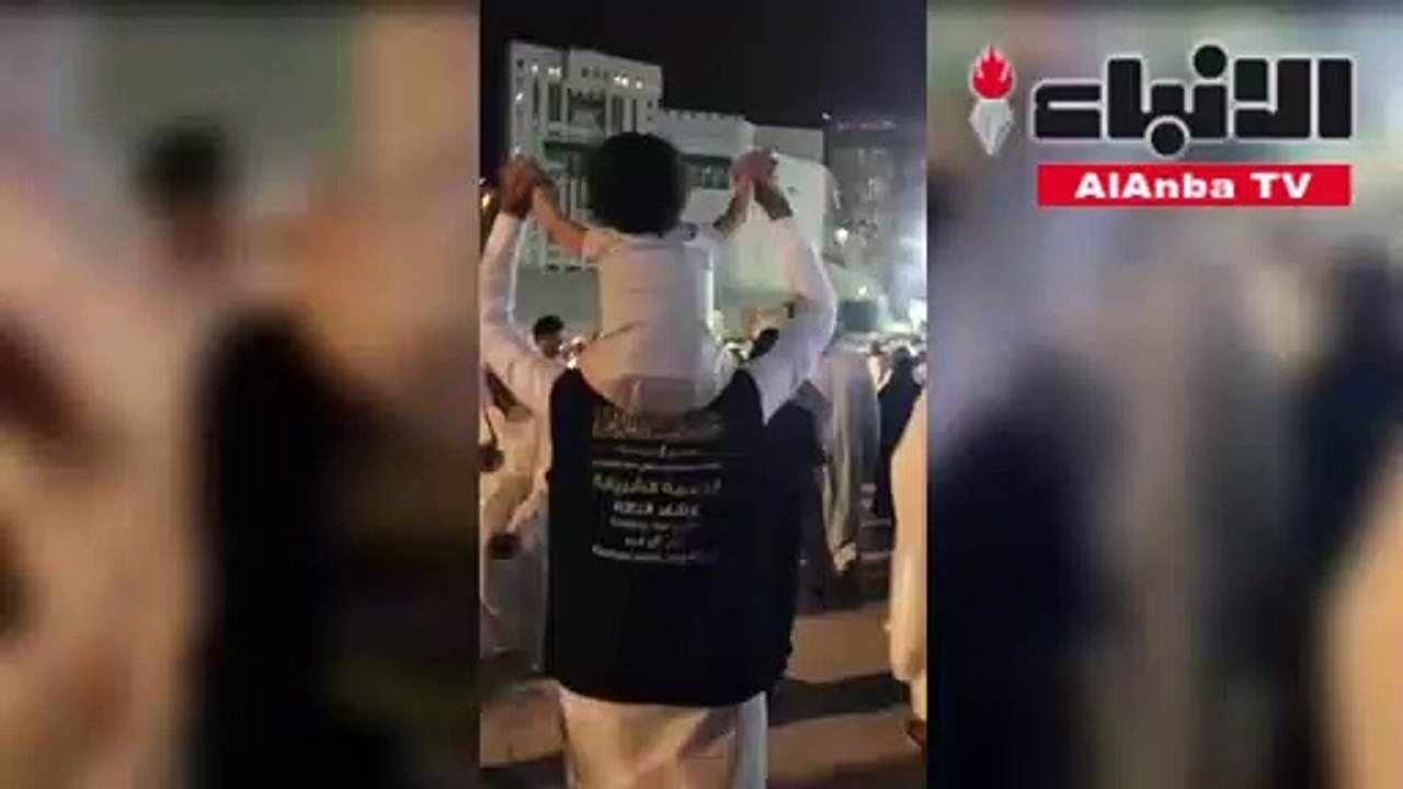 في لفته إنسانية شاب يحمل طفلة تائهة بالحرم المكي على كتفه