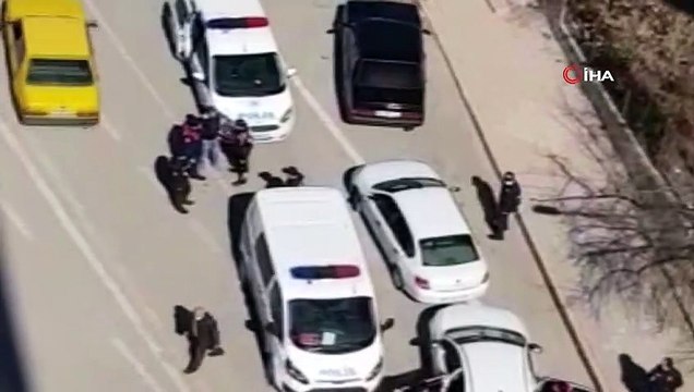 Polis şüpheli aracı durdurdu, kaçmaya çalışan şahsı havaya ateş açarak yakaladı