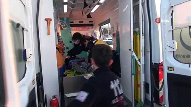 Hızını alamayan otomobil, kamyona ok gibi saplandı: 2 yaralı