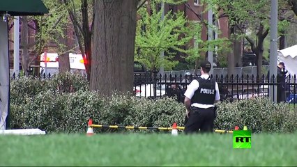 رجل يشعل النار في سترته أمام البيت الأبيض