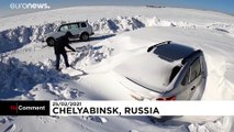شاهد: عاصفة ثلجية تدفن عشرات السيارات تحت الثلوج في تشيليابينسك الروسية