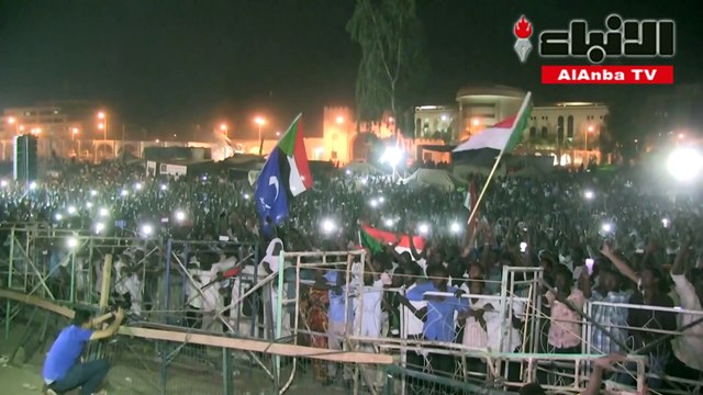 المعارضة السودانية تواصل الاعتصام بعد تعليق المفاوضات مع المجلس العسكري