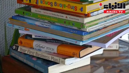 فنان لبناني يفتح بابا لثروة من الكتب في قريته النائية