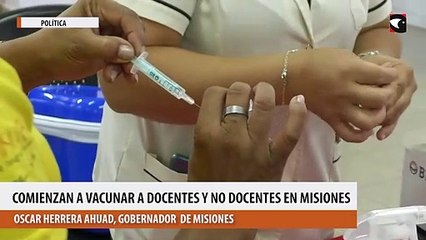 Скачать видео: Comienzan a vacunar a docentes y no docentes en misiones