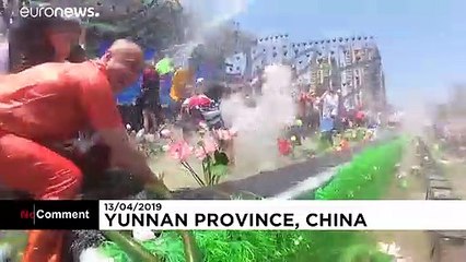 شاهد مهرجان رش المياه في محافظة صينية تزامنا مع استقبال الأهالي عاما جديدا…