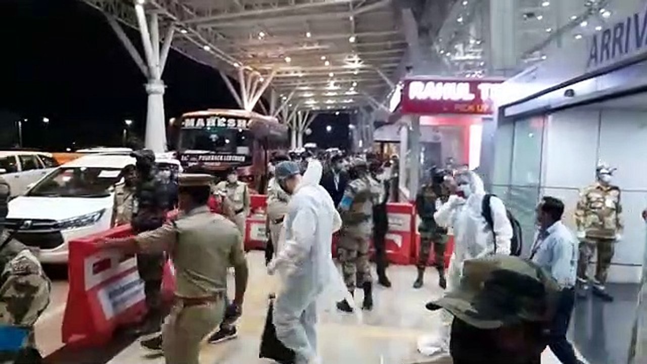 रोड सेफ्टी वर्ल्ड क्रिकेट सीरीज: पीपीई किट में रायपुर पहुंचे इंग्लैंड लीजेंड्स के खिलाड़ी