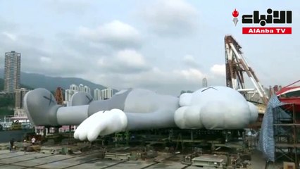 فنان أمريكي يعرض تمثالا قابلا للنفخ في ميناء بهونج كونج