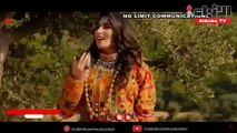 مغنية باكستانية شابة تتحدى التقاليد المحافظة