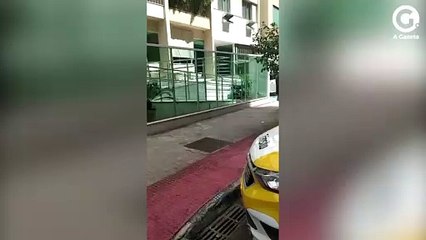 Carro invade entrada de condomínio na Praia do Canto