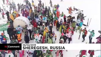 عشاق التزلج يشاركون في كرنفال شيريجيش في روسيا