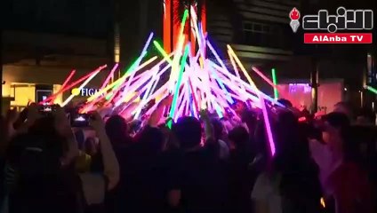 بسيوف حرب النجوم.. فلبينيون يشاركون في فعاليات ساعة الأرض