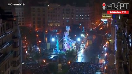مهرجان إسباني يضيء سماء بلنسية بالألعاب النارية وحرق الدمى