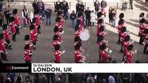شاهد الحرس الملكي البريطاني يعزف موسيقى مسلسللعبة العروشالشهير…