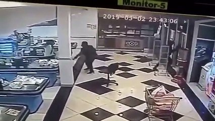 عصابة تسطو على مركز تجاري شهير في إمارة الشارقة