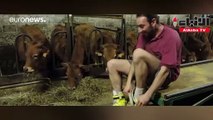 مزارع إسباني يحول حظيرة للأبقار لساحة تزلج