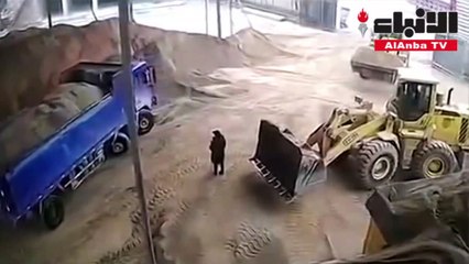 فيديو صادم لسائق يدفن زميلته حية بالحفار دون قصد فتموت اختناقا