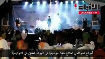 أمواج تسونامي تجتاح حفلا موسيقيا في الهواء الطلق في اندونيسيا