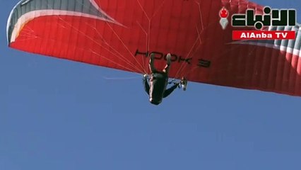 صقر حوام يرافق صاحبه في الطيران المظلي