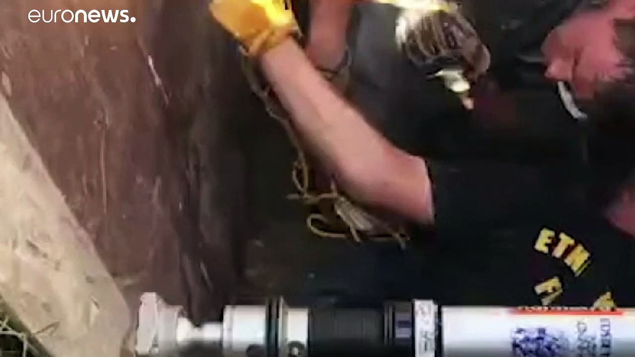 شاهد- إنقاذ طفلة رضيعة من مجرور الصرف الصحي