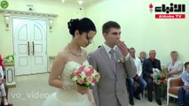 شاهد ردة فعل العروس بعد أن أغمي على العريس بعد سؤاله في المحكمة حول الموافقة على الزواج