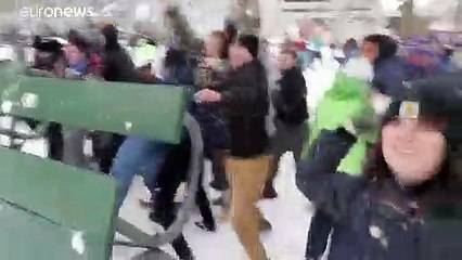 شاهد معركة كرات الثلج في سياتل