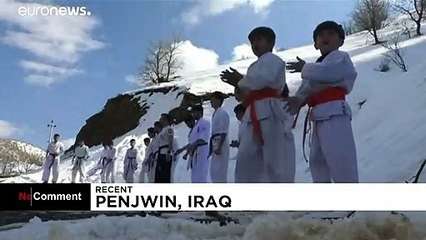 فتيان وفتيات أكراد يتحدون الثلج لممارسة رياضتهم المفضلة