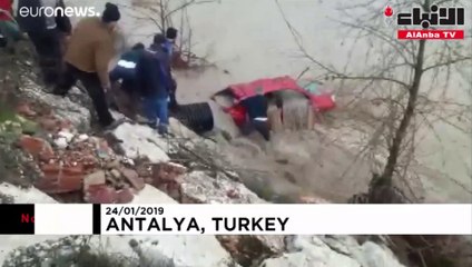 رجل تركي نزل النهر لإنقاذ فتاة من الغرق في عملية بطولية فكاد يفقد حياته