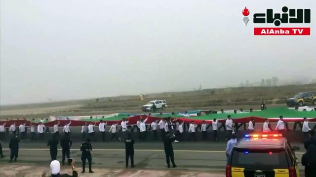 علم الكويت يدخل موسوعة غينيس للأرقام القياسية بأطول علم في العالم حمله أكثر من 4 آلاف طالب