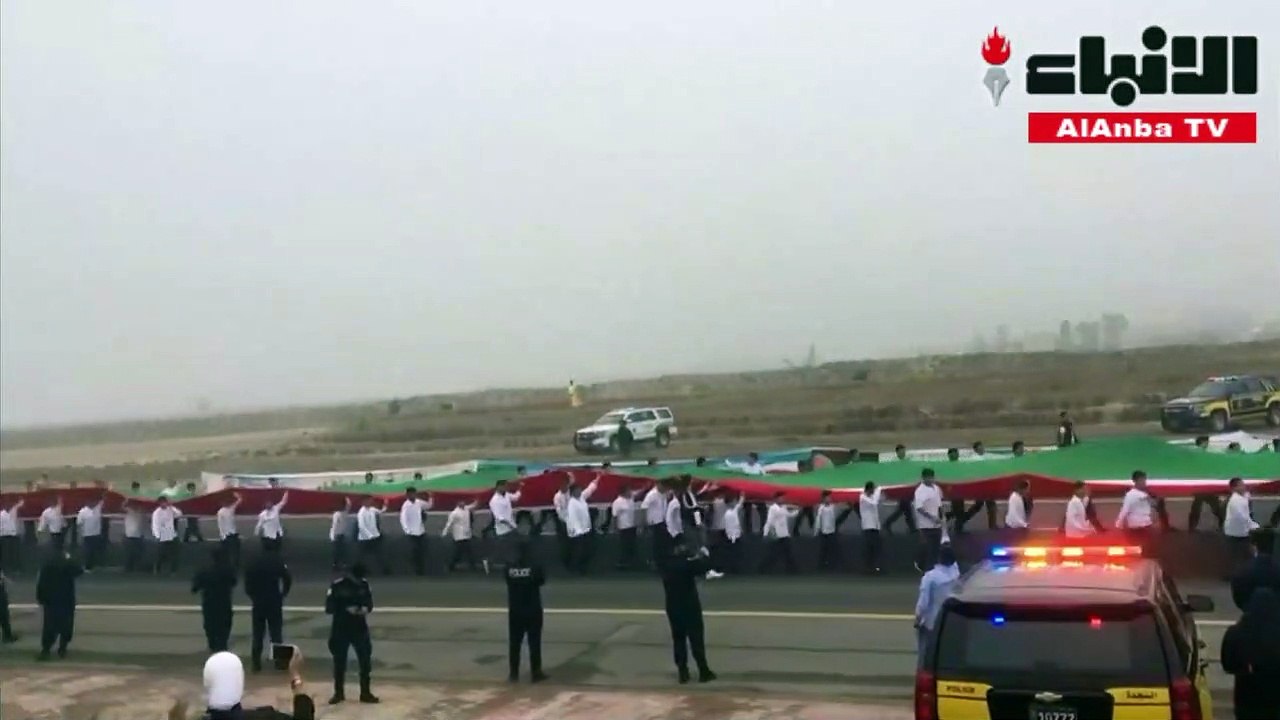 علم الكويت يدخل موسوعة غينيس للأرقام القياسية بأطول علم في العالم حمله أكثر من 4 آلاف طالب