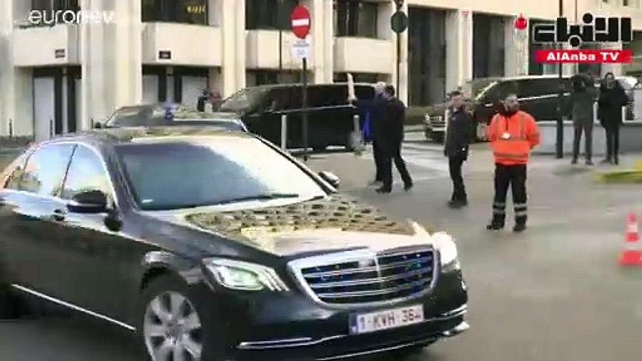 متظاهر يحاول اعتراض موكب تيريزا ماي أمام مقر ال...