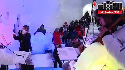 موسيقيون يعزفون على آلات مصنوعة من الثلج في مهرجان في إيطاليا