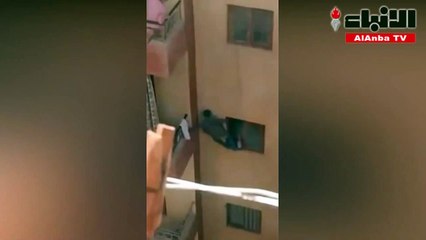 توقيف الأم المصرية التي اجبرت طفلها على تسلق بناية سكنية معرضة حياته للخطر