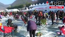 الآلاف في كوريا الجنوبية يتحدون الطقس البارد لصيد السلمون من بحيرة متجمدة