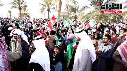 مئات المواطنين يطالبون من ساحة الإرادة بإسقاط القروض