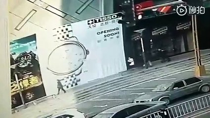 لافتة إعلانات ضخمة تقع على مشاة (فيديو) - Sputnik Arabic