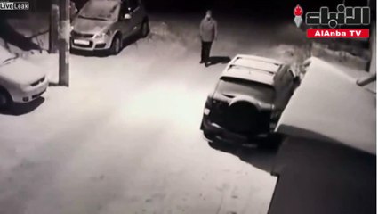 رجل يركل كلبا ويعاقبه القدر على الفور